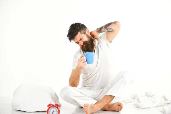 El hombre necesita levantarse temprano en la mañana, fondo blanco . — Foto de Stock