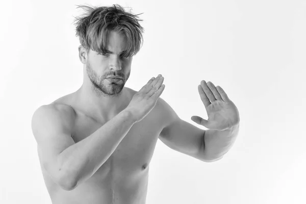 Hombre con cara segura y cerda aislada sobre fondo blanco. Vida sana y concepto de jujitsu. Luchador de karate — Foto de Stock