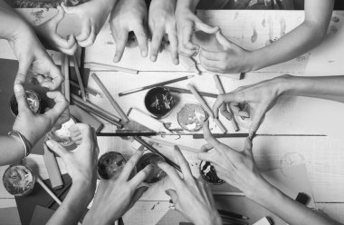 Renkli işaretleri, kalemler ve boyalar-tamam. Sanat ve el sanatları kavramı. İleti örneği ve kağıt ile sanatçı el