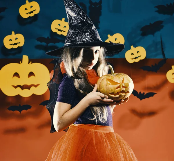 Çocuk cadı Prenses Kostüm jack o fener tutar. Küçük cadı giyen siyah şapka. Cadılar Bayramı partisi konsepti