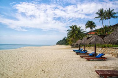 Kum tropik avuç içi ve şezlong. En iyi Kuantan plaj tatil. Kristal berraklığında suları ve bozulmamış plajlar, lüks tatil. Plaj bölgesinde bazı en iyi olarak sırası tatil. Sahil, tropik cennet