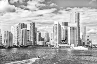 Miami manzarası. Şehre deniz suyu üzerinde yat yelken