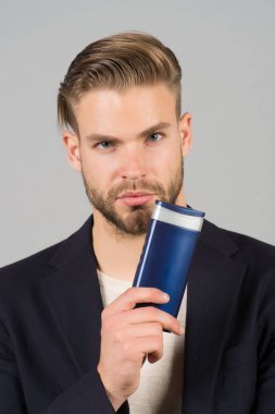 Şampuan şişesi ile iş adamı. Sakallı adam jel tüp tutun. Saç Bakımı ve cilt bakımı. Sabah Kuaförler Berber salonları veya berber dükkanı damat. Sağlık ve sağlık. Banyo veya duş için welness kozmetik