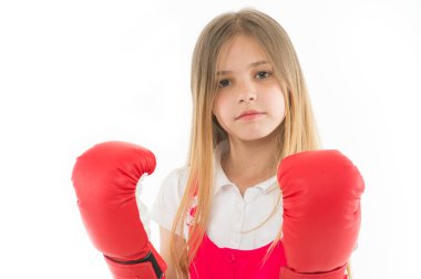 Delme. Çocukluk gelişimi ve sağlığı. Başarı. Çok güzel boksör beyaz izole. Fitness eğitmeni. Kırmızı boks eldivenleri kız. Küçük çocuk boks poz. Savaşmaya hazır. Güç ve güç