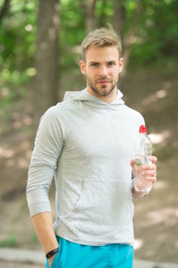 Maço parkta egzersiz yaptıktan sonra su şişesi ile rahatlayın. Susuzluk. Atlet plastik şişe temiz hava üzerinde tutun. Ormanda rahatla. Sulu ve sağlıklı kal. Su sağlıklı eğitim bir parçasıdır. Spor ve fitness