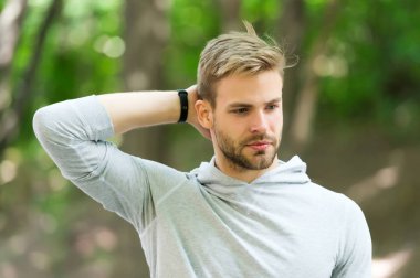 Terleme önleyicisinden emin bir adam. Adam kuru koltukaltını temiz kıyafetlerle kontrol ediyor. Antrenmandan sonra sporcu terlemeyi önlemekten memnun. Engelle, terlemeyi azalt. Terleme. Deodorant işe yarıyor.