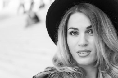 Savunmada şehvetli yüzü olan kadın, Paris.