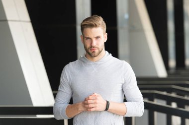 Yeni teknoloji ve gelecekteki yenilikler. Sporcu aşınma pedometre bilezik yandan Stadı. Adam onay egzersiz sonuçları uygun. Saat kaç. Teknolojileri Eğitimi kolaylaştırmak. Zamanında göz kulak