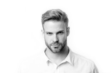 Beyaz arka plan üzerinde izole tıraşsız yüzündeki sakallı sakallı adam. Adam ciddi göz ile. Sakallı ve yakışıklı. Saç ve Kuaför Salonu. Cilt bakım ve bakım, siyah ve beyaz