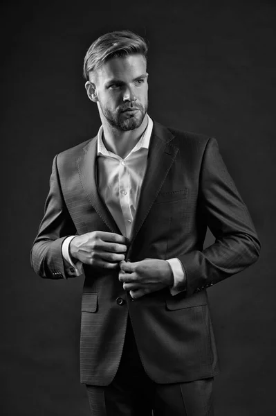 Casaco formal de botão machista. Perfeito para o último detalhe. Bonito empresário. Moda masculina. Melhor gerente sempre Confiança e sucesso. Noivo noivo no casamento. Moda e estilo de negócios, preto e branco — Fotografia de Stock