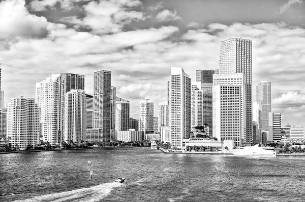 Miami Skyline. Iates navegam na água do mar para a cidade — Fotografia de Stock