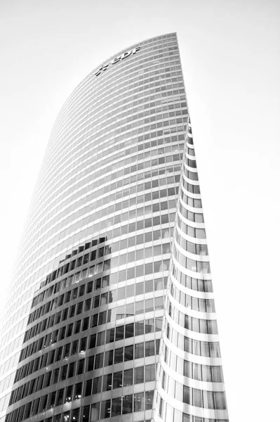 Façade gratte-ciel en verre dans la défense, Paris — Photo