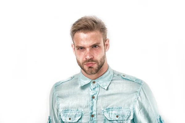 Un uomo barbuto con la barba sul viso non rasato. Uomo serio in camicia alla moda blu isolato su bianco. Bello ed elegante. Salone da parrucchiere e barbiere. Cura della pelle e toelettatura. Casual in stile, filtro vintage — Foto Stock