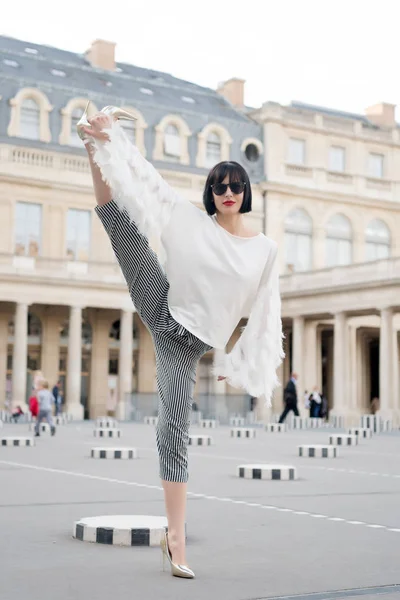 Yoga en sport concept. Sensuele vrouw met brunette haar. Vrouw poseren op hoge hakken schoenen in Parijs, Frankrijk. Schoonheidsmeisje met glamour look. Modemodel in zonnebril op vierkant. Mode en mode — Stockfoto