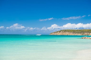 Gökyüzü bulutlu sakin deniz plaj tropikal resort üzerinde. Tekne turizm turkuaz Okyanusu lagün gemisiyle. Turistik. Seyahat turizm tekne sakin lagün. Tatilciler için deniz gezi