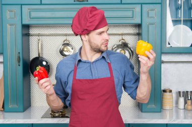 Daha az tanıdık malzemelerle çalış. Tanıdık olmayan sebzeleri seç. Malzemeleri kullanarak çok sık yemek yapmazsınız. Belirli şeyleri düşünürsünüz. Kokuları ve diğer tatları aşina olduğunuz yemeklerde karıştırırsınız.