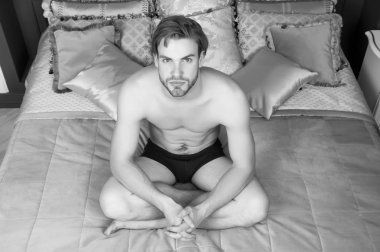 Seksi iç çamaşırı erkekte yatak yatak odasında oturmak