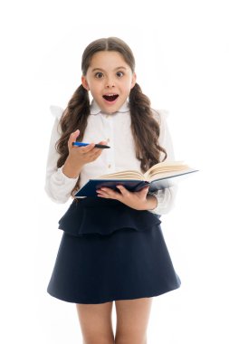 Şaşırmış kız öğrenci beyazlar içinde soyutlanmış görünüyor. Küçük çocuk elinde kalemle kitap tutuyor. Okula dönelim. Evde eğitim gördüm. Moda dehası. Bilgi toplama günü. Ne güzel bir sürpriz. İnanılmaz bir hikaye.