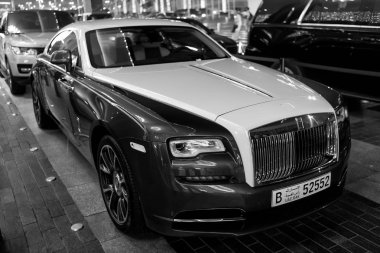Dubai Alışveriş Merkezi'nin yanında lüks araç Rolls Royce Wraith