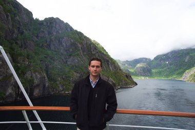 Norveç fiyordu dağ manzarası ile adam turist gemisi. Norveç cruise tatil seyahat. Norveç keşfedin. En iyi Parklar ve doğal konumlar listesi. Bozulmamış doğa ile yolculuk.