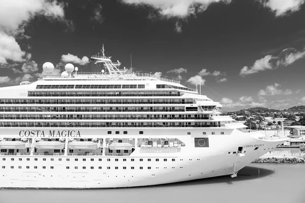 Cruiseschip die Costa Magica aangemeerd in de haven aan zee, antigua — Stockfoto