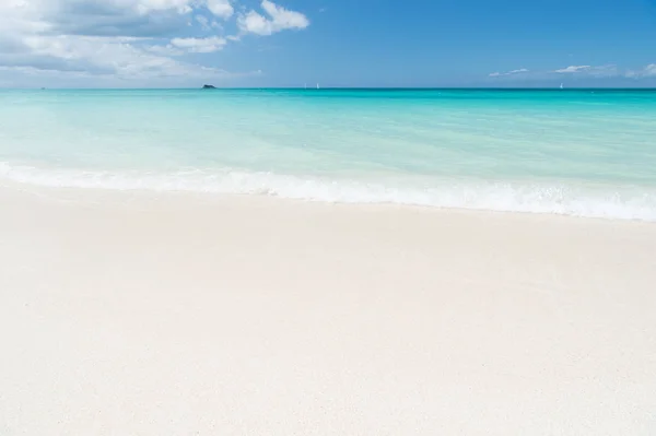 Uninhabited island. Sand pearlescent white claim as fine as powder. Clouds blue sky over calm sea beach tropical island. Tropical paradise beach with sand. Travel experts reveal Antigua best beaches — Stock Photo, Image