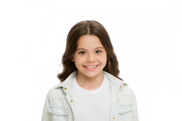 Un sorriso brillante. Bambino affascinante sorriso bianco isolato sfondo bianco. Ragazza capelli ricci lunghi allegro felice. Ragazza acconciatura riccia adorabile viso sorridente. Ragazzo felice spensierato godere dell'infanzia — Foto Stock