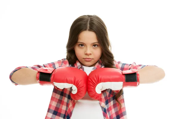 Concentración total. Guantes de boxeo de entrenamiento concentrados. El rostro concentrado del niño con guantes deportivos practica habilidades de lucha aisladas blancas. El poder femenino. Toda chica debe saber defenderse. — Foto de Stock