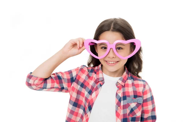 Lindo olhar. Miúda coração menina em forma de óculos alegre. Menina penteado encaracolado rosto sorridente adorável. Criança encantador sorriso isolado fundo branco. Criança feliz adorável desfrutar de infância — Fotografia de Stock