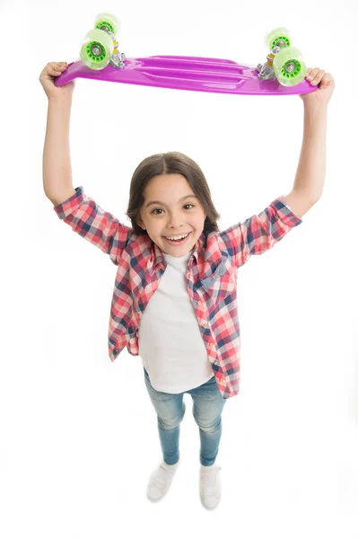 Le meilleur cadeau qui soit. Petite fille heureuse d'élever un penny board. Enfant aime le skateboard en plastique comme cadeau. Un passe-temps adolescent moderne. Comment monter penny board. Fille heureux visage porte penny conseil au-dessus de la tête fond blanc — Photo