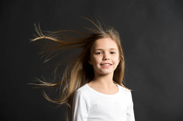 Bellezza naturale. Ragazzina capelli lunghi volare in aria, sfondo nero. Bambino con bellissimi capelli sani naturali. Suggerimenti rapidi per capelli sani. Raccomandazione crescente dei capelli. Prodotto estremamente efficace — Foto Stock