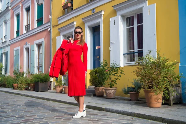 Mulher roupa vermelha total desfrutar de caminhada bela rua Paris. Passeios despreocupados parisienses no dia ensolarado. Vamos a pé. Lazer e atrações culturais em Paris. Guia para o tempo livre na capital francesa — Fotografia de Stock