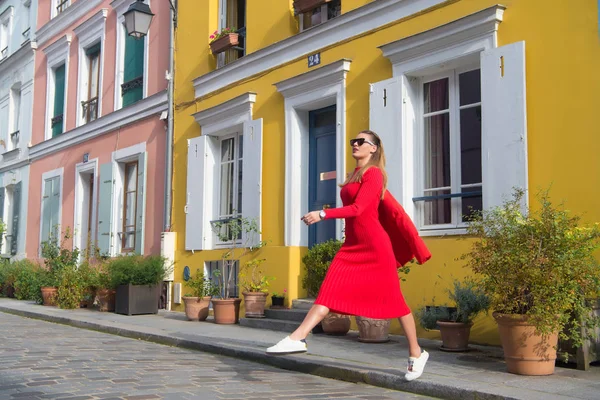 Lépésről lépésre. Útmutató a szabadidejében a francia fővárosban. Élvezze a nő teljes piros ruhában járni a szép utcai Párizs. Párizsi gondtalan nyugodt sétákat a napsütéses napon. Szabadidős és kulturális látnivalók Párizsban — Stock Fotó