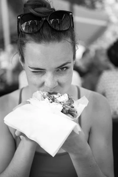 Ευτυχισμένη preatty κορίτσι ή γυναίκα τρώει γυροσκόπια σάντουιτς. — Φωτογραφία Αρχείου