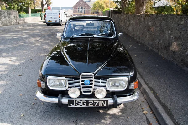 Retro auto op de asfaltweg. Saab auto geparkeerd op straat. Vervoer en transport. Het is de één auto die ik wil. Wanderlust en reizen — Stockfoto