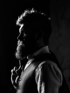 Olgun zengin adam. Milyoner şık elbiseli varlıklı görünüyor.