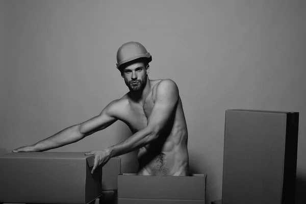 Chlap s sexy nahý trup se pohybuje boxy. Macho s vážnou tváří nosí helmu. Muž s plnovousem — Stock fotografie