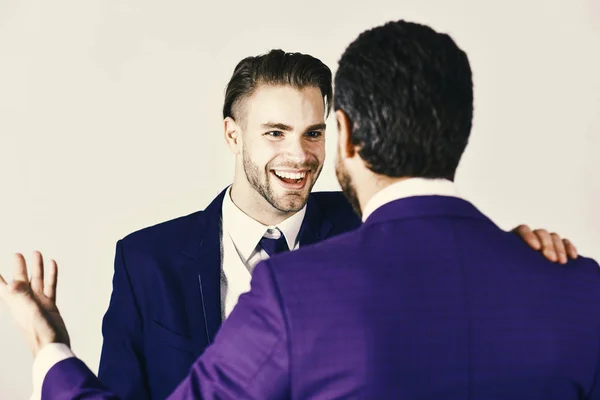 Hombre con cara feliz en chaqueta escuchando a su socio de negocios. Concepto de negocios y amistad. Negociaciones exitosas entre — Foto de Stock