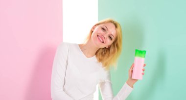 Bayan sarışın şampuan şişesi tutar. Saç bakım sırrımı. Kadın mutlu güler yüz Güzellik ürün için saç, kopya alanı gösterir. Güzellik tedavi ürün. Kız şampuan şişesi kullanımı ürün önerir tutar