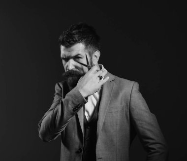 Berber ve iş kavramı. Kirpik kesmek veya makasla göz genç adam süsü