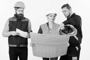 Takım tecrübesizliğine, mühendis, mimar proje üzerinde çalışma. Takım iş kavramı. Erkek ve kadında sabit şapkalar, kask,
