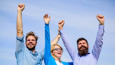 Şirket mutlu meslektaş ofis çalışanları özgürlük Cuma akşamı, gökyüzü arka plan tadını çıkarın. Formal giyim ve kız sakallı erkekler çalışma hafta bitmiş. Çalışanların özgürlük hissi tadını çıkarın. Özgürlük kavramı