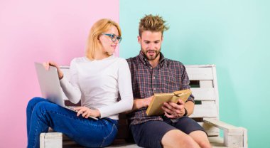 Modern öğrencilerin yanı sıra klasik ders kitapları dijital yaklaşımı kullanın. Çift öğrenciler ekip olarak çalışma sırasında fikir paylaşımı. Fikir paylaşımı. İlginç bir bilgi kitap ve internet arayan Çift