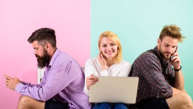 Mobil Gadget dizüstü bilgisayar ile şirket mutlu arkadaşlar. Erkek ve kadın her yerde ağa erişim hakkına sahiptir. Modern teknoloji. Internet faydaları. Modern toplum internet olmadan hayat düşünemiyorum