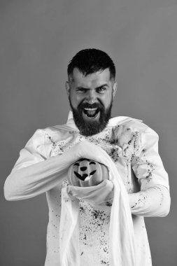 Kırmızı zemin üzerine yüzünde gülümseme kötü olan adam. Cadılar Bayramı karakter beyaz uzun kollu hayalet kostümü