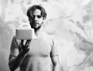 Kafkas sakallı seksi maço adam yemek kutusu tutuyor.