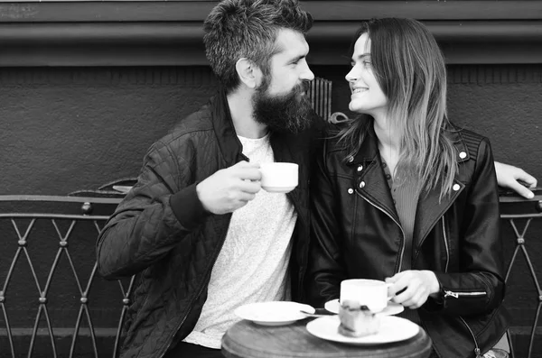 Pareja enamorada bebe café expreso durante la pausa para el café. Postres y concepto de la hora del almuerzo. Mujer y hombre con caras felices tienen cita en la cafetería . — Foto de Stock