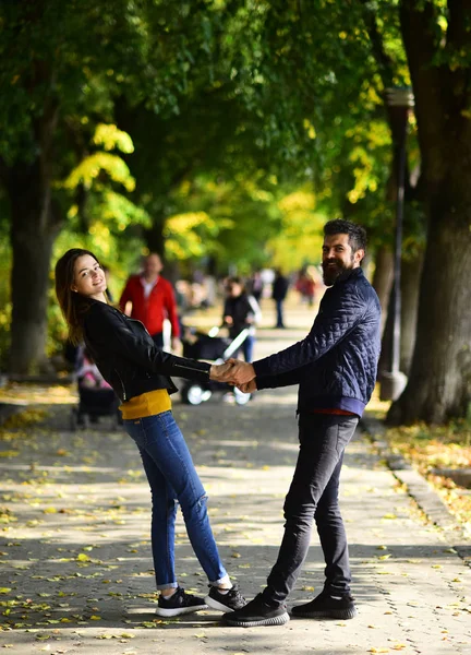 Mann und Frau mit lächelnden Gesichtern auf Herbstgassen-Hintergrund — Stockfoto