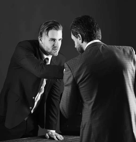 Mannen i jacka eller affärsman lyssnande hans affärspartner. Affärspartner med aggressiva uttryck på affärsmöte — Stockfoto
