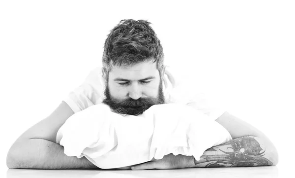 ひげ眠ったとヒップはよく眠る。眠そうな顔をもつ男の枕の上にあります。. — ストック写真